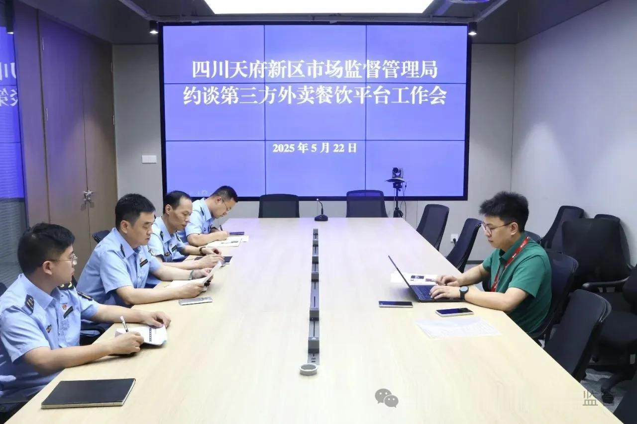 这张图片很有意思，京东外卖的人员孤零零的坐在一边，乖乖地接受约谈。这是5月2