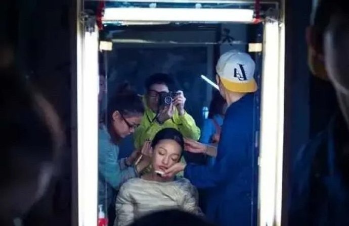 周迅当年拍《如懿传》因为太累在化妆时睡着，演员们真的太辛苦，好心疼​​​