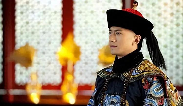 同样是皇族，在明朝，你祖宗是亲王，你爸爸自动是郡王，你一出生就是镇国将军，躺平就