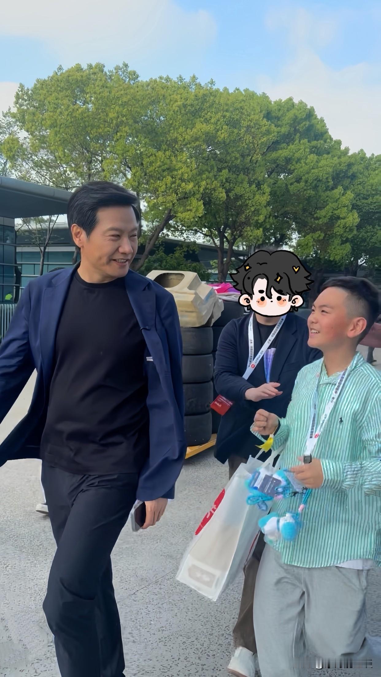 小罗：雷军叔叔你好！雷军：小罗你好呀！小罗：有个问题请教您一下雷军：什么问