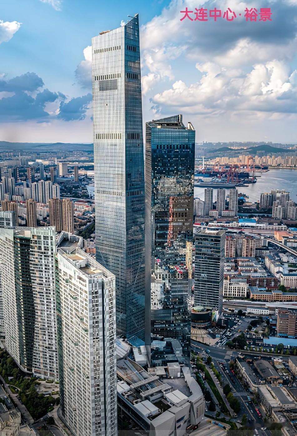 ​​大连中心·裕景主塔高383.45米、81层，2016年入选全球十大新建摩天楼