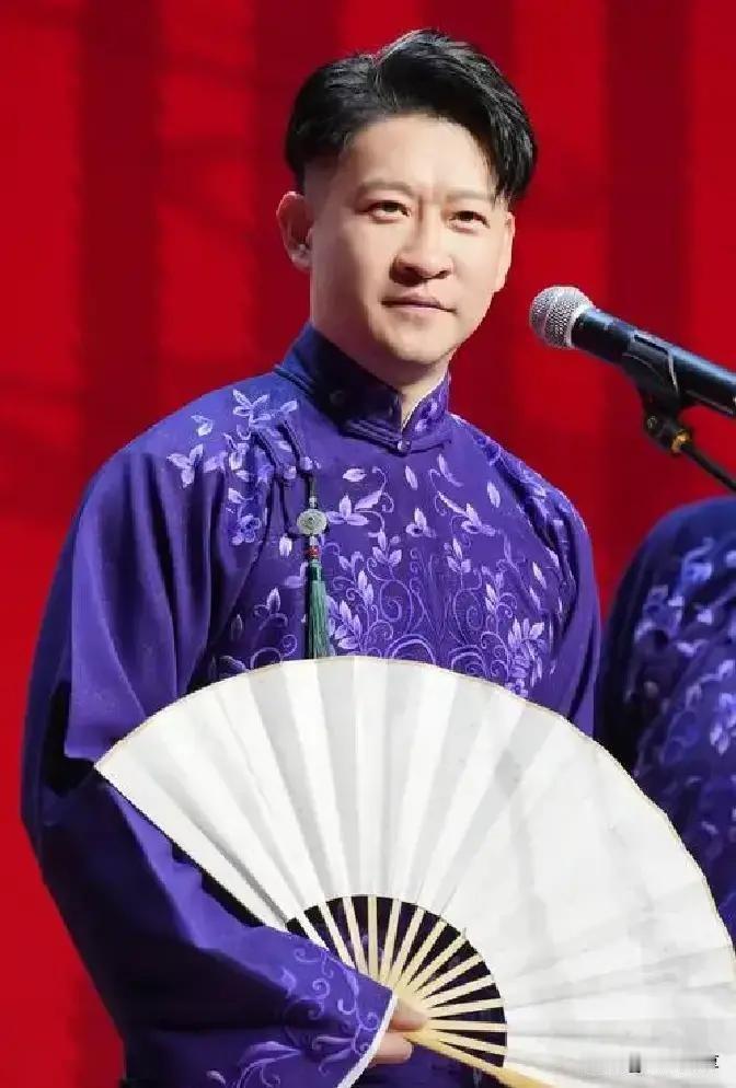 话说德云社里头，岳云鹏这小子当年就是个后台打杂的胖墩儿，基本功不咋地，搁那儿刷盘