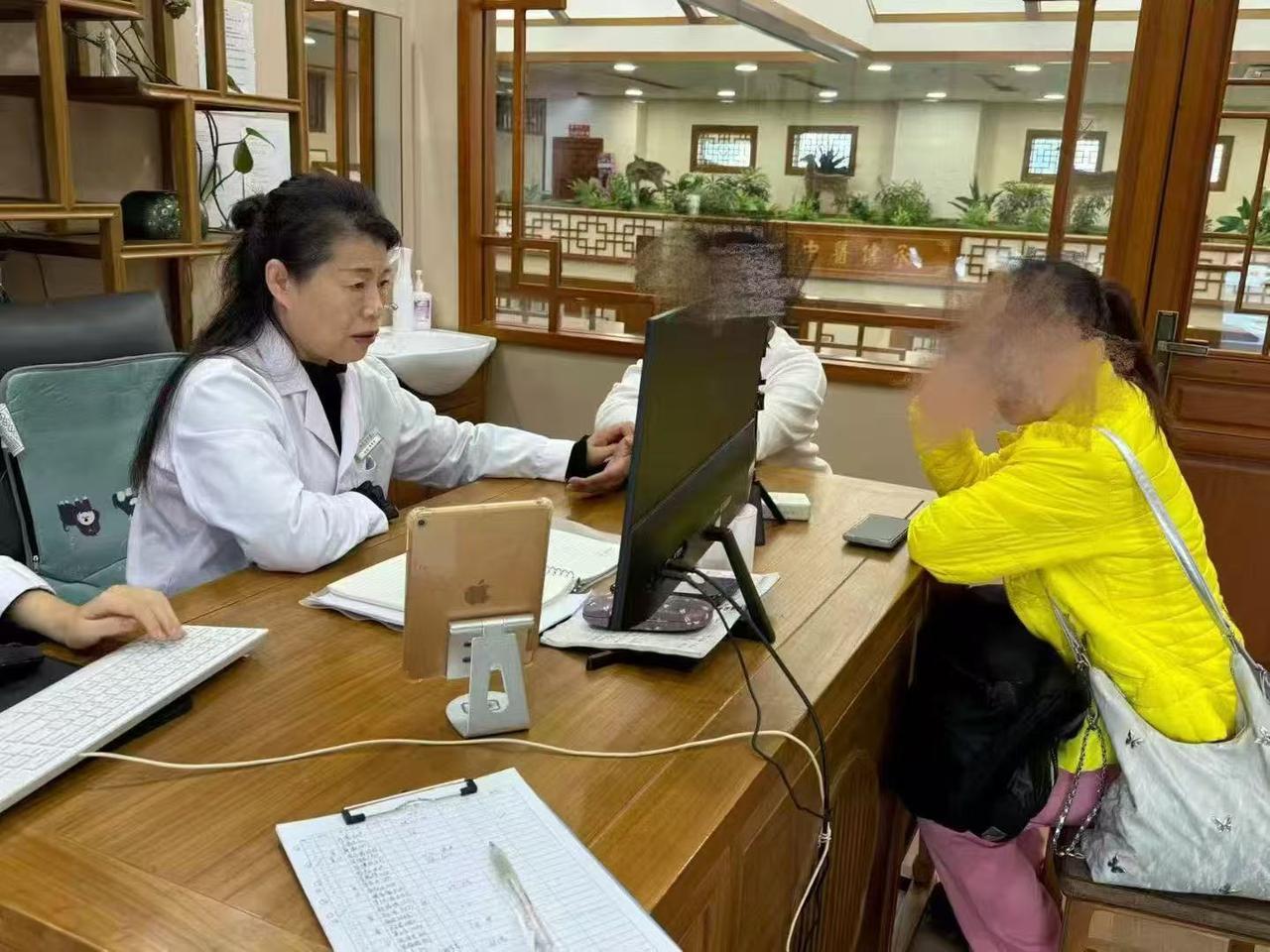 中年夫妻宋先生与王女士为共病典型一同前往蔡医生处寻求专业诊疗。宋先生48岁，糖尿