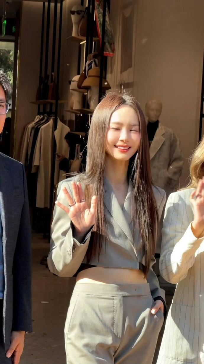 今天戚薇和蒋欣还有沈月一起出席活动，三位美女搭配的都很靓丽，像时尚的三姐妹。