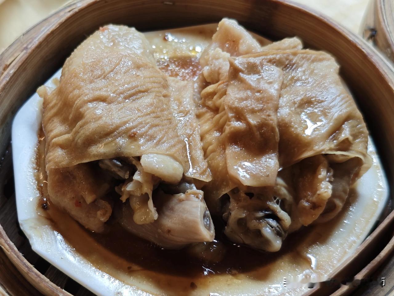 今天去中山打猎，偶然发现老式广东茶楼满满都是老广的味道，也是我童年的记忆。老