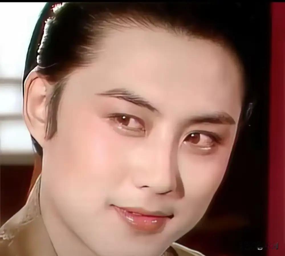 87版贾琏高宏亮62岁现身迪士尼，背着水壶牵着外孙女排队看花车。当年最风流的