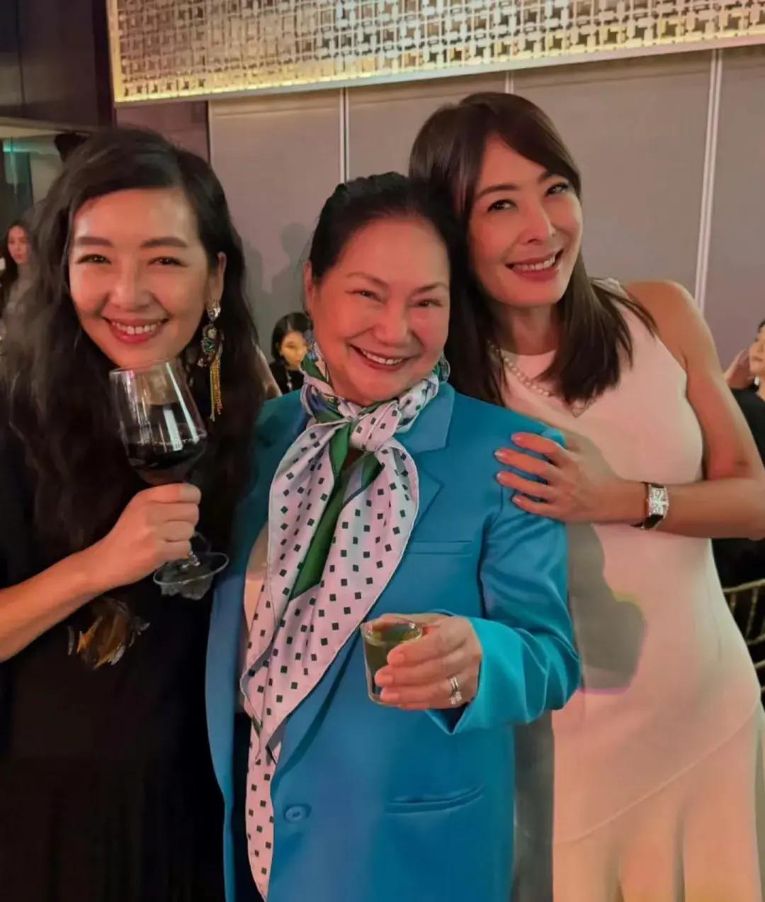闹离婚的时候，她老妈是不同意的，和王伟忠在中间做调和，汪也不愿意离，后面不知道咋