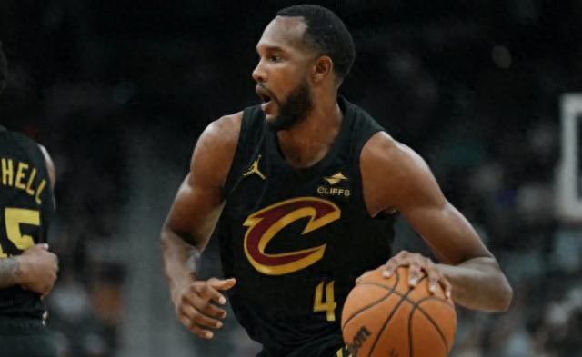 哈登所在的球队经常是他一下场其他人就不会打球了这么多年了，这个很神奇，我不相