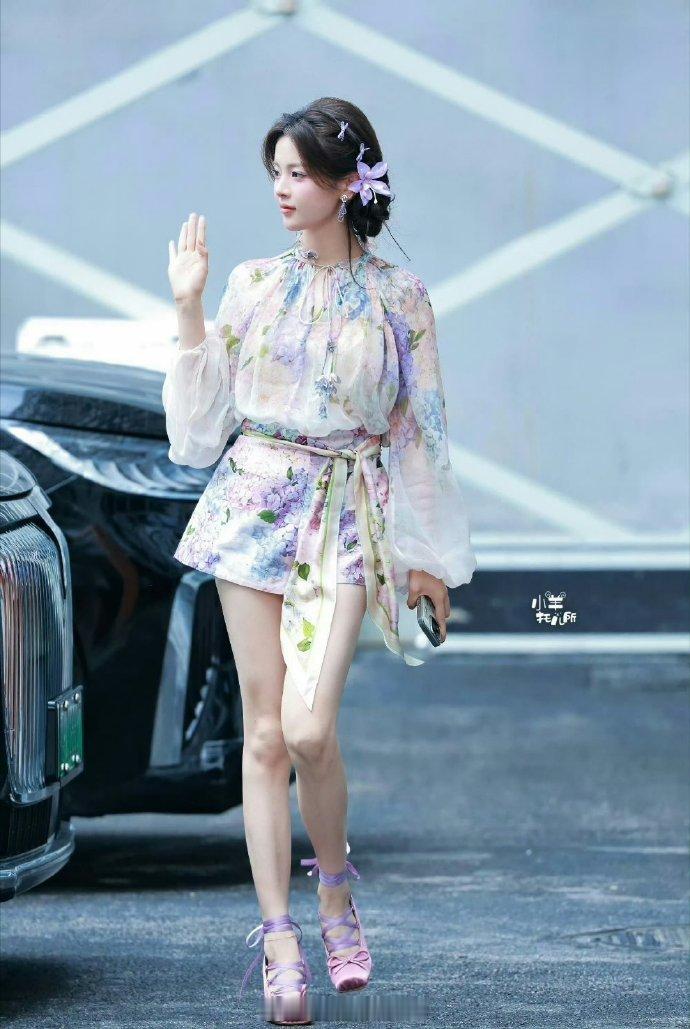 我去，杨超越现实里竟然长这样，这身妆造太亮眼了