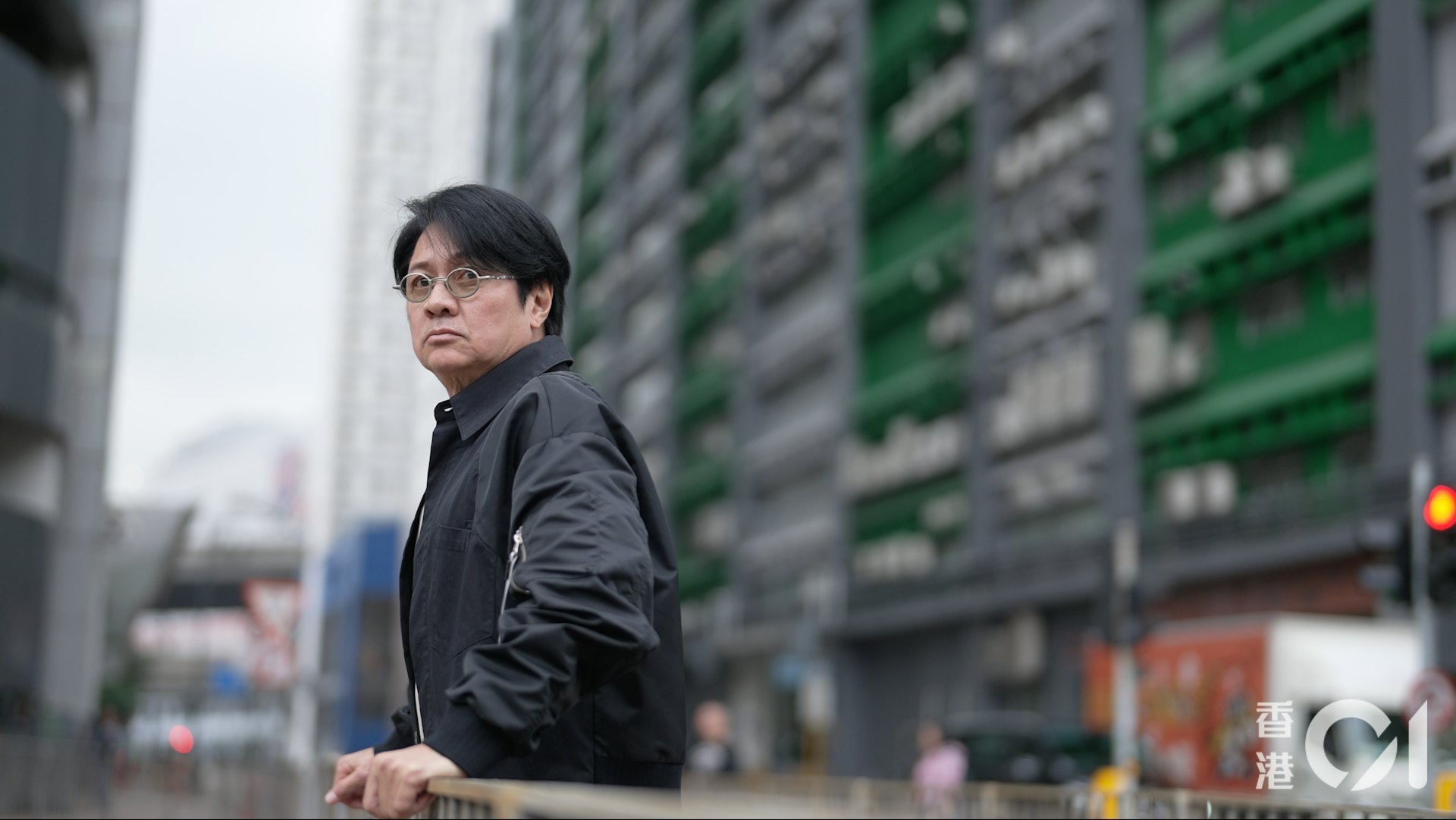 在TVB、ATV两台鼎立的年代，艺人经常两边跳槽，再加上TVB势头强劲，