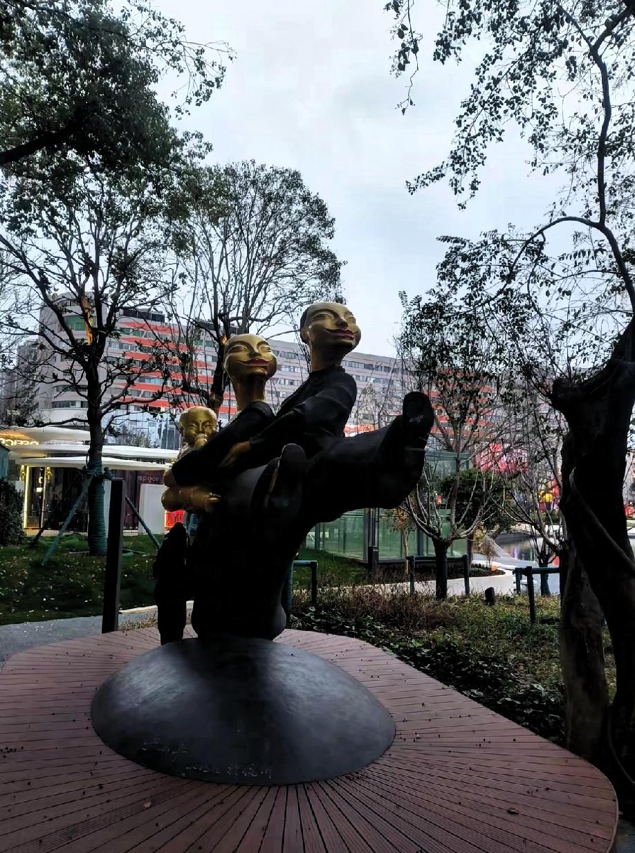 感觉这是典型的丑化国人！这是芜湖中山路步行街上的“奔小康”雕塑，奔小康不是这种