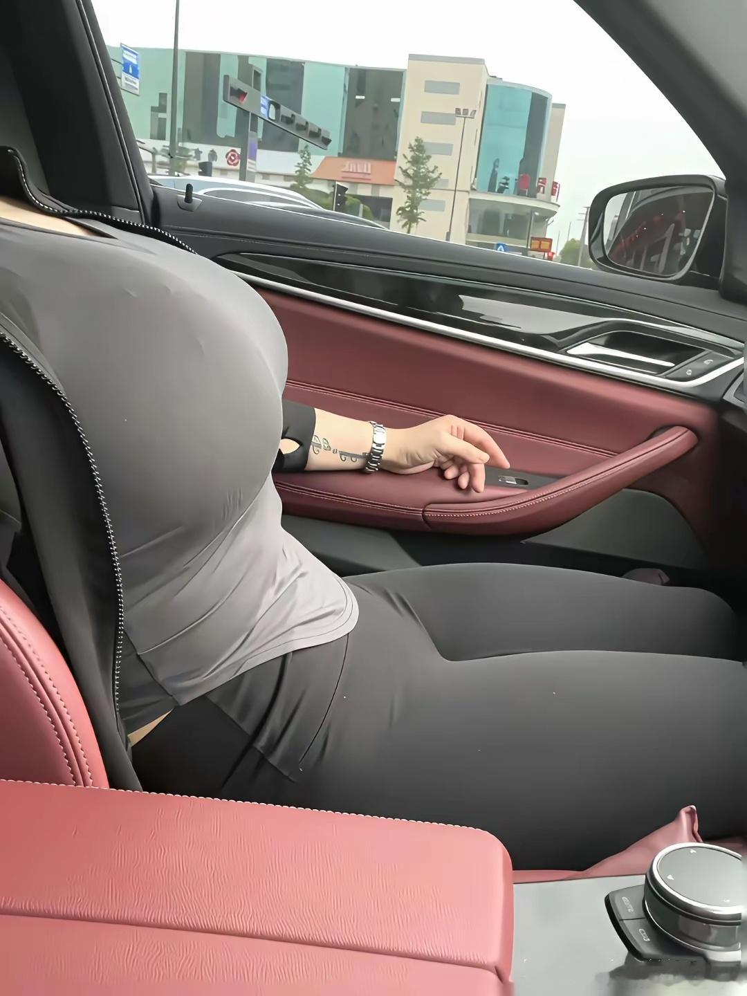 猜个车，传统豪华品牌，应该挺好猜的。