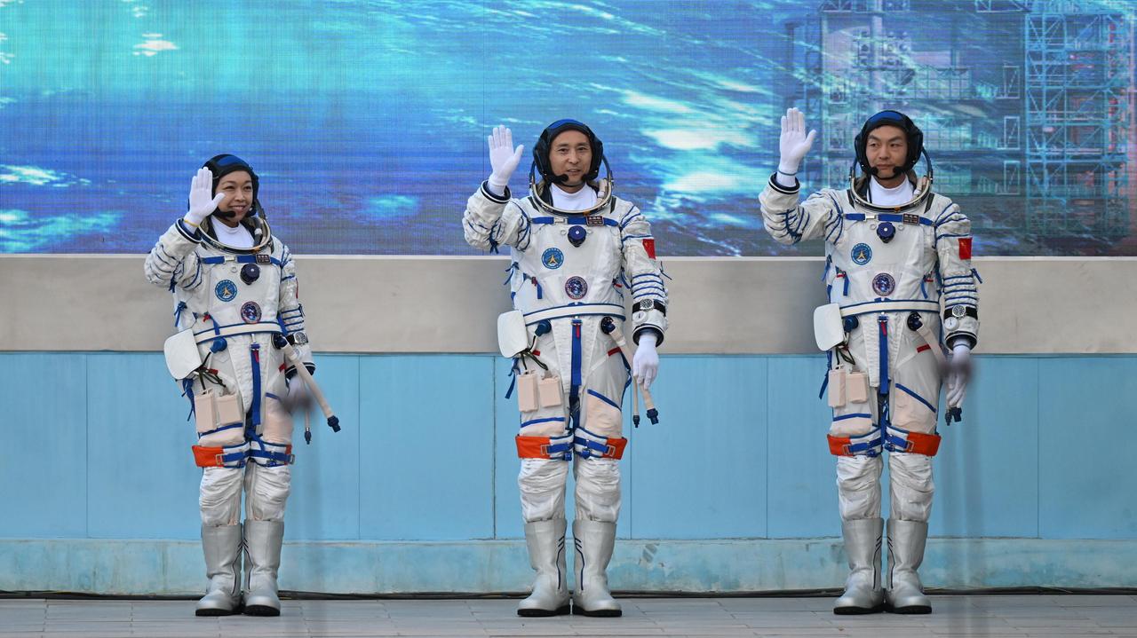 今天，北京时间10月15日。此刻，400公里高空，中国空间站里，神舟二