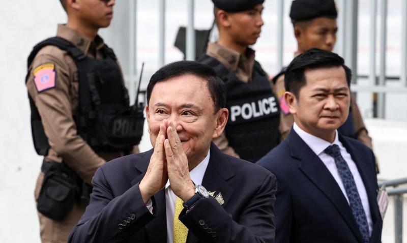 再见他信！实际上，很难想象在佩通坦下台后，她的父亲他信还被法院判处监禁一年。这对