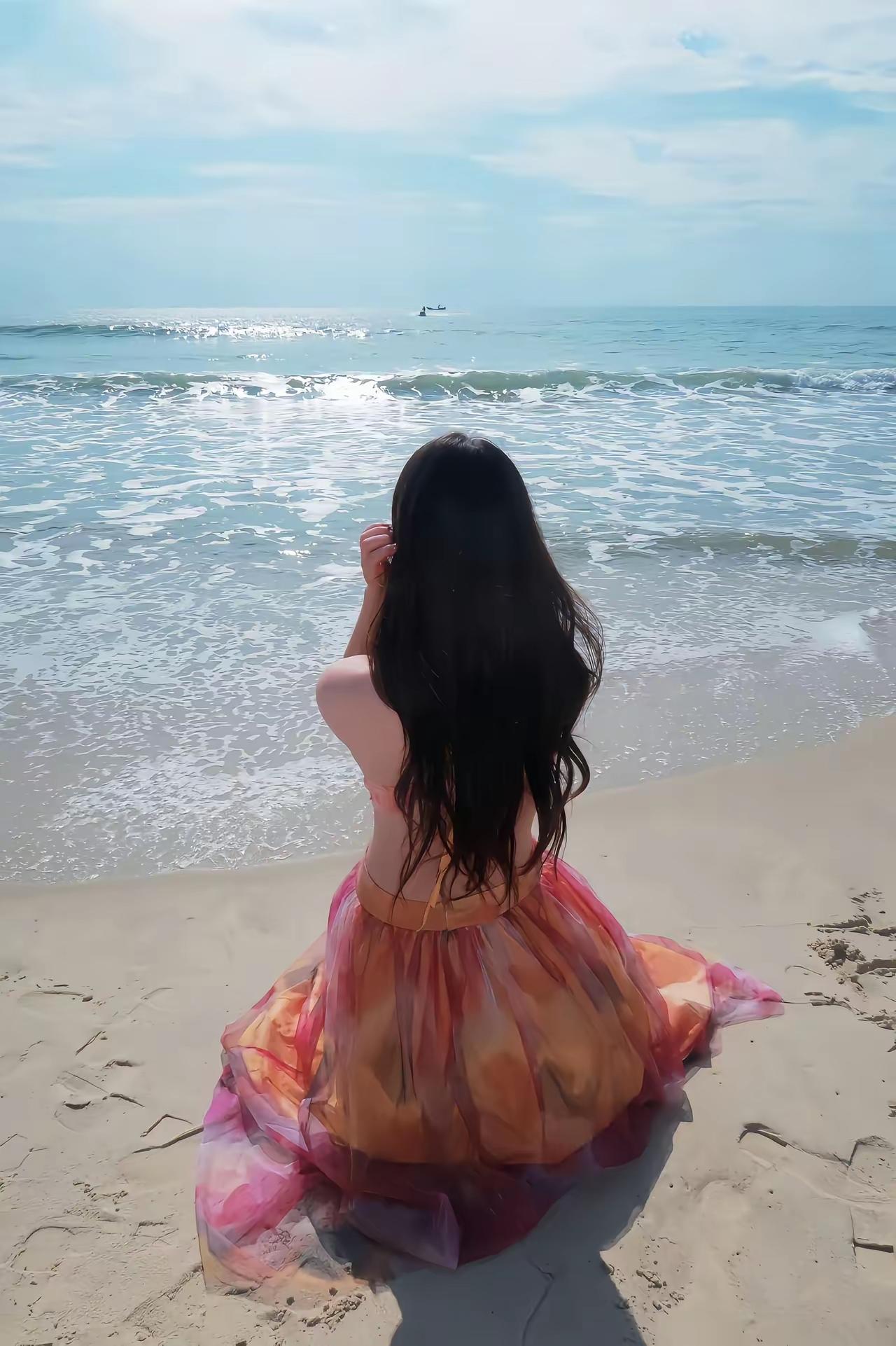 海边少女，粉橙色的裙摆随风飘扬，阳光洒满沙滩，海浪轻拍岸边。