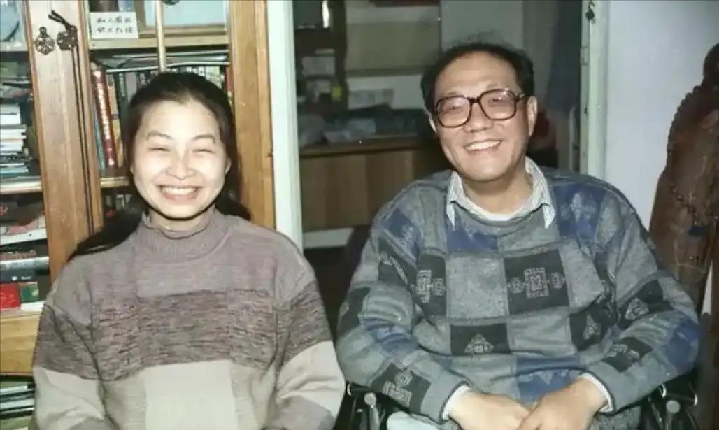 2010年，作家史铁生突发脑溢血，医生问他的妻子陈希米:“救不救？”没想到陈希米