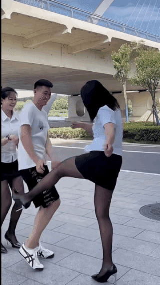 傻子都能看出来！她看似讨厌帅哥，实则非常喜欢他！