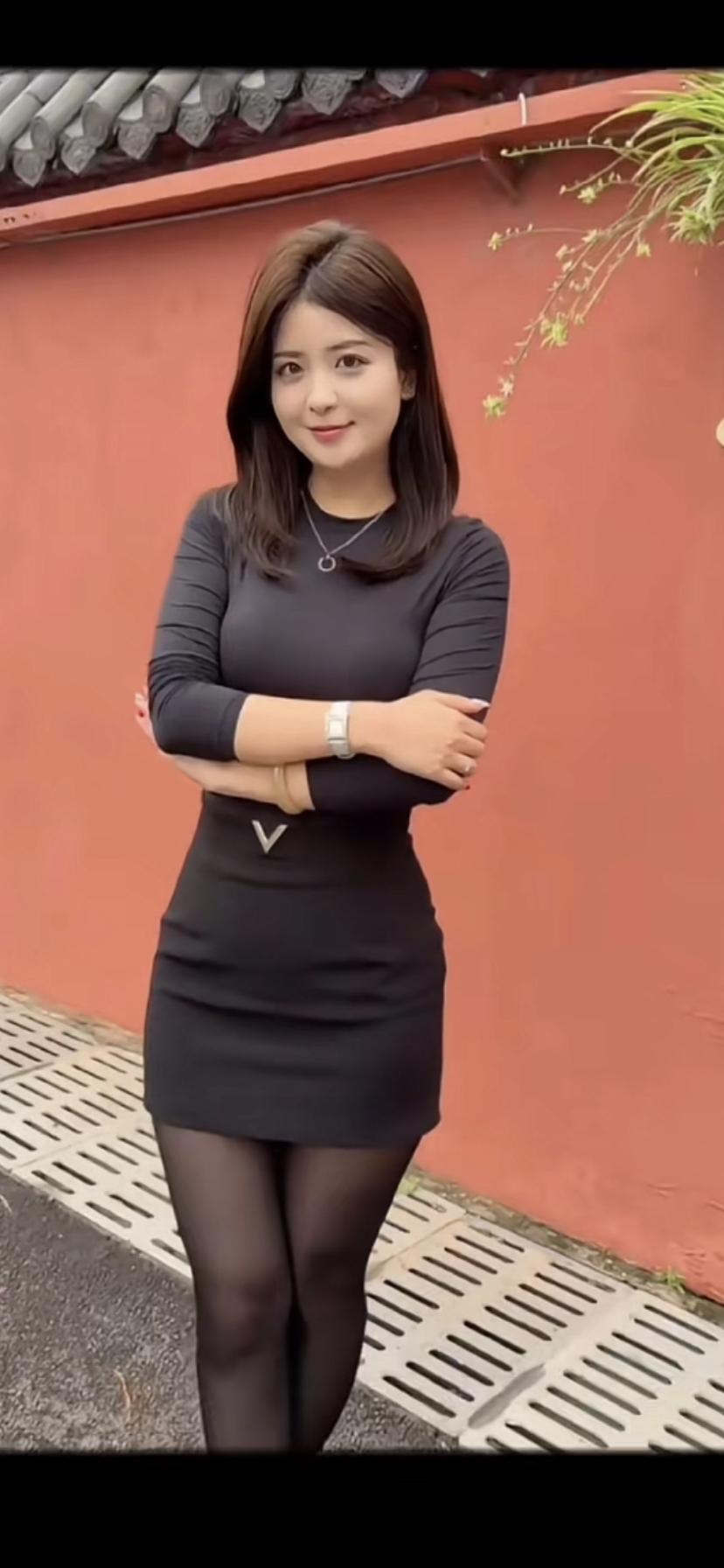 优雅气质，黑裙搭配，自信微笑