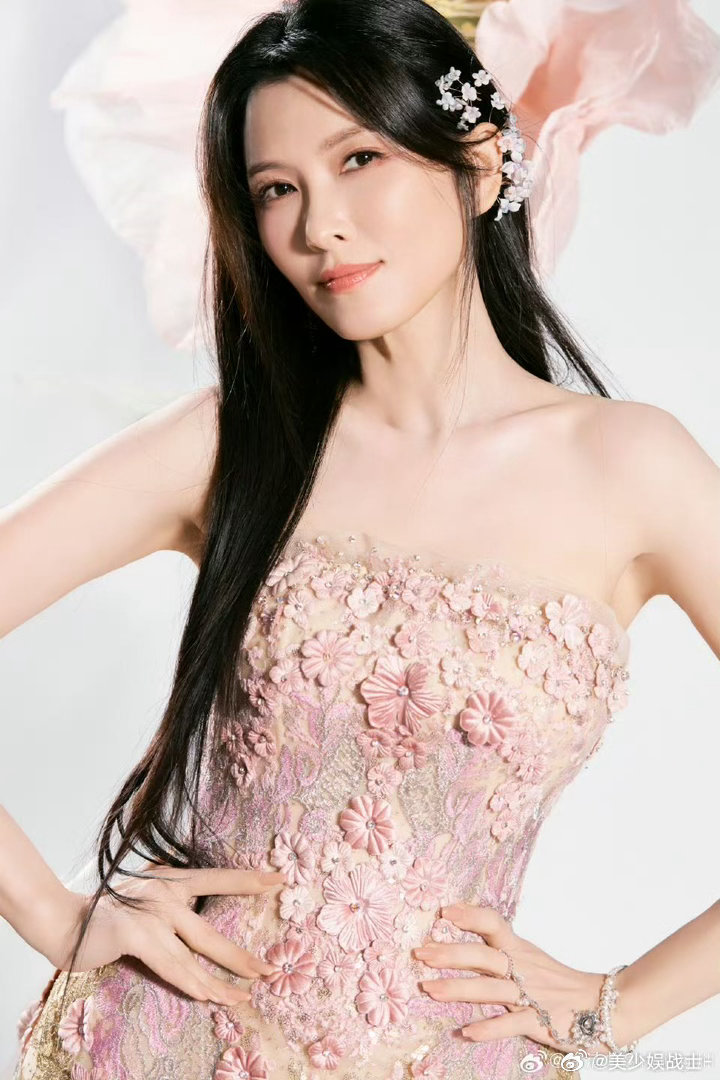 徐洁儿满40减20徐洁儿冻龄美貌每次出镜都能带来不错的观感，自带阳光开朗的气场，