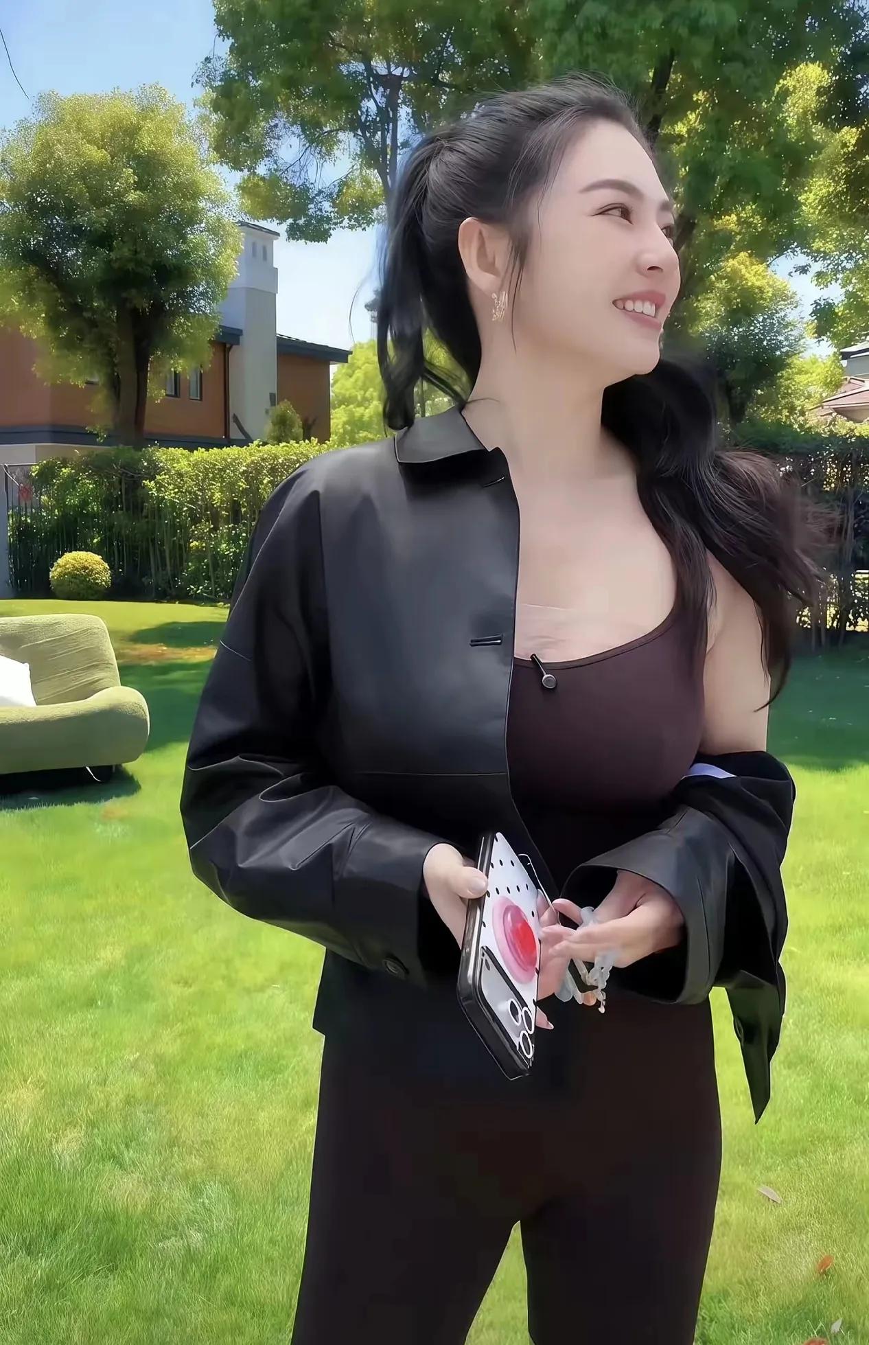 被张雨绮这套户外造型狠狠惊艳到！紧身运动穿搭，勾勒出优越身材，高马尾卷发元气十