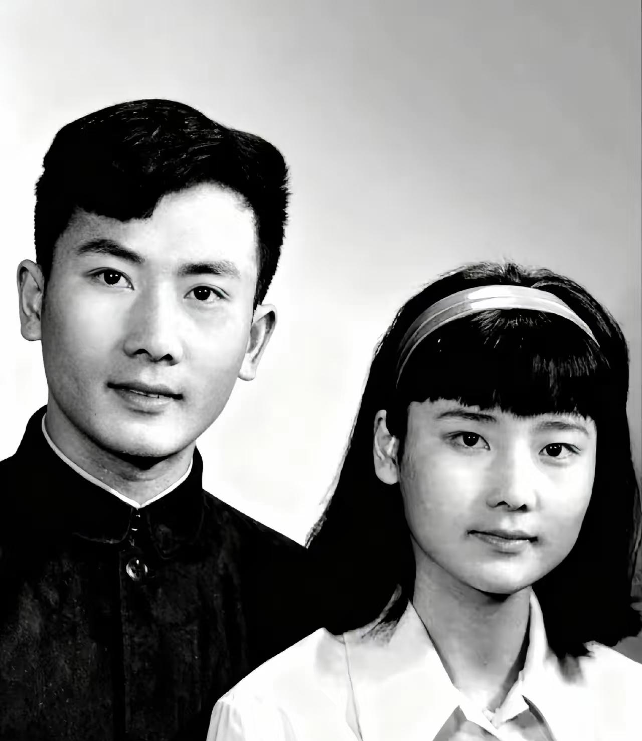 80年代，何赛飞与她的父亲，一张温馨的合影，很多人第一眼便能发觉，父女二人眉眼轮