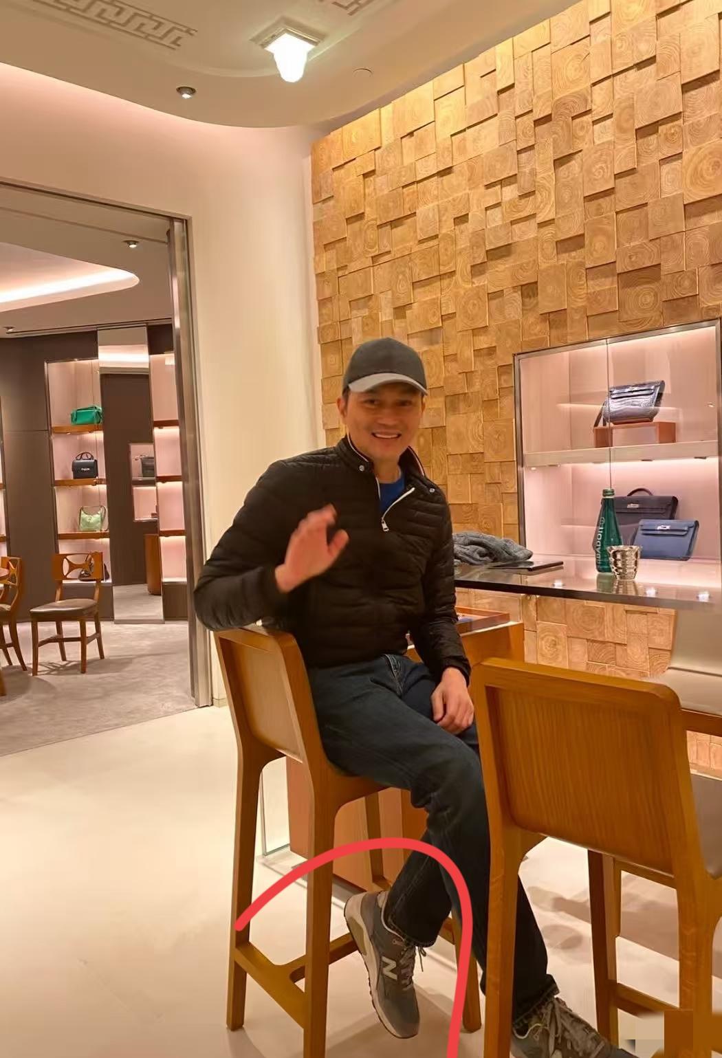 张智霖穿的这双鞋是什么品牌？多少钱啊？太好看了吧！好想给儿子买双同款，有人知道哪