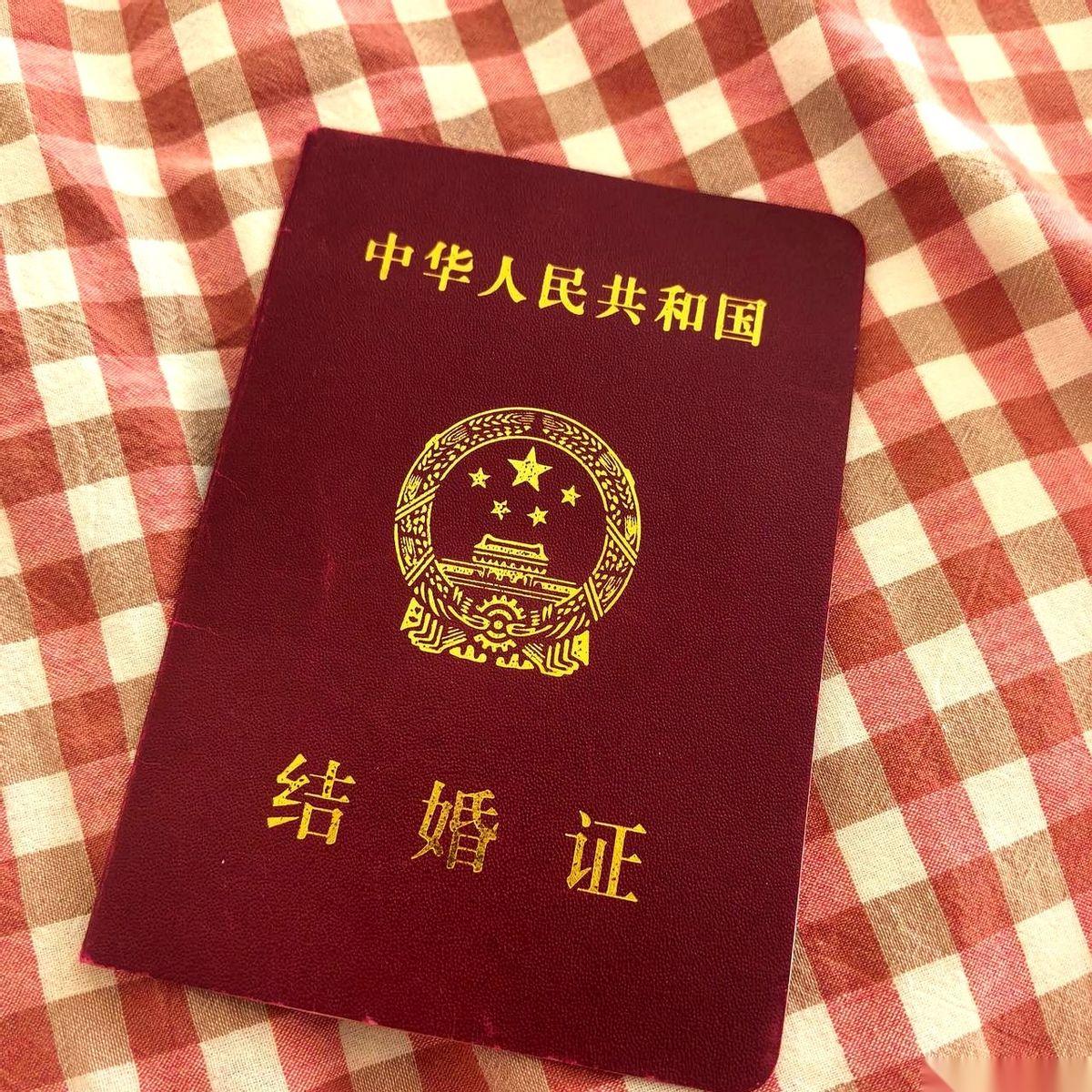 睡了十年，生了俩娃。逢年过节都在一张桌上吃饺子，所有亲戚都喊你声“嫂子”。结