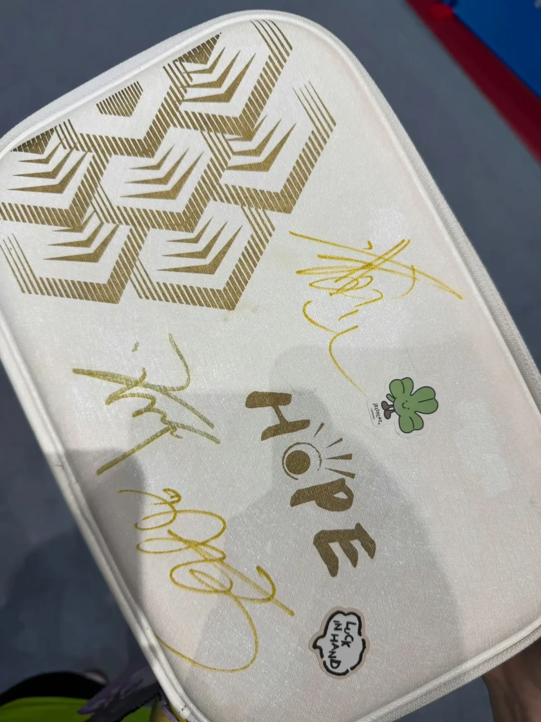 捡到一个两小只的签名……
