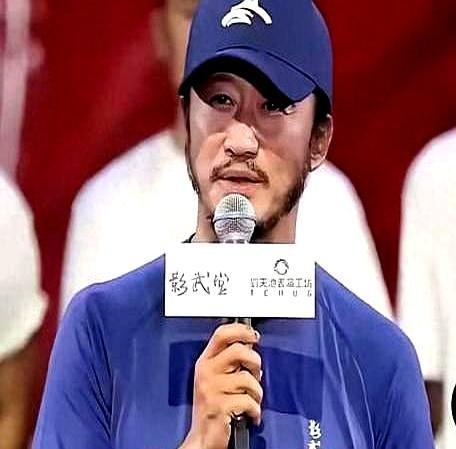 吴京把镖人的剧本重重砸在茶几上，王宝强和谢苗却连连摆手。放着春节档几十亿的红利不