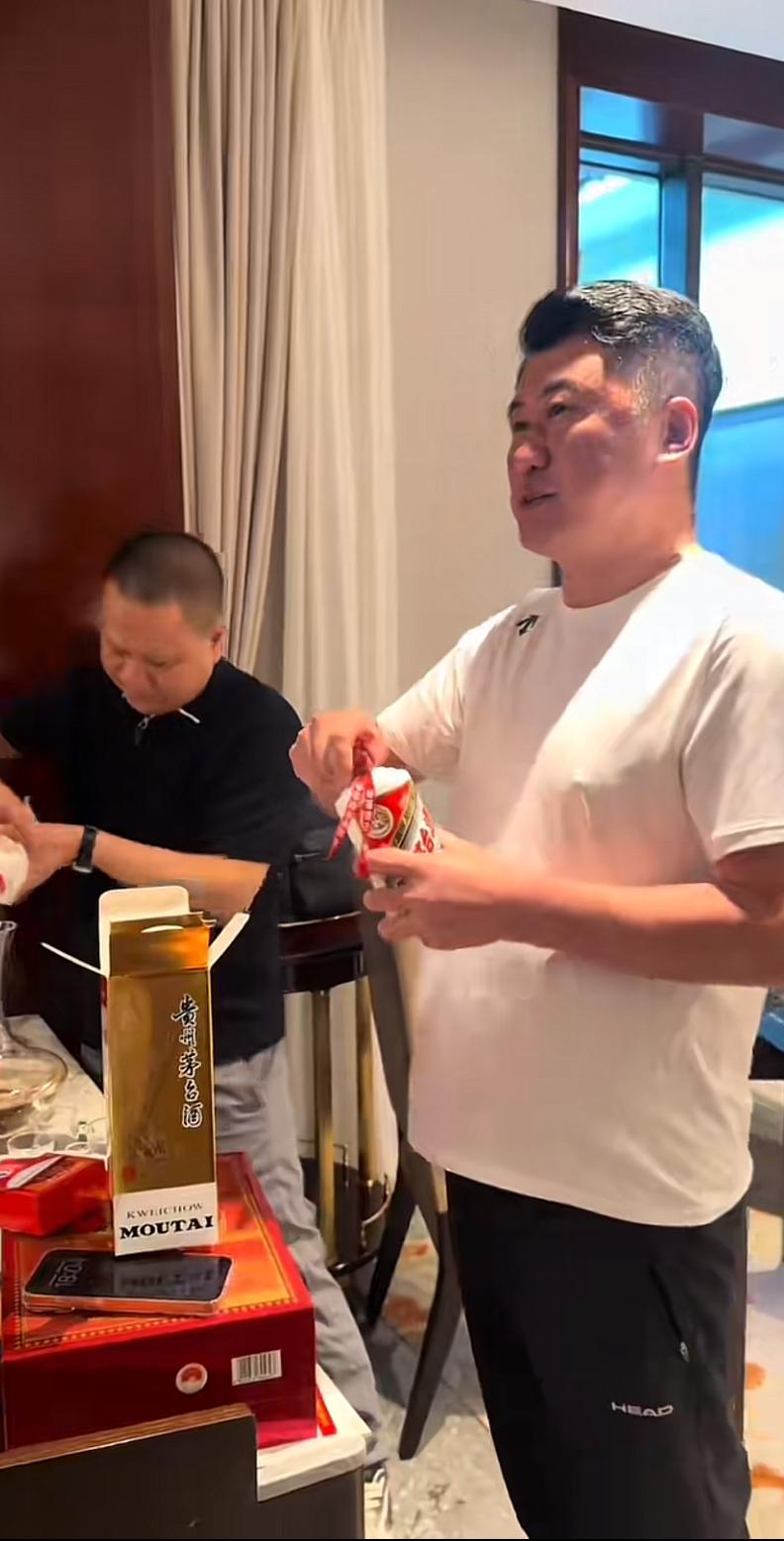 杭州赵公子，东北人，当过几年兵。爱喝茅台酒，是出了名的，几乎是天天喝，他却有个难