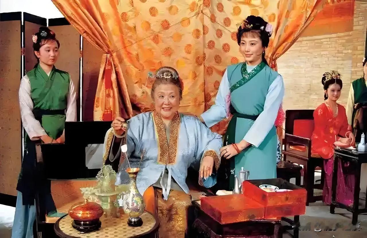 《红楼梦》里那些复杂的意象和影射：①姓史的贾母，暗示隐藏的是明末清初这段历史；