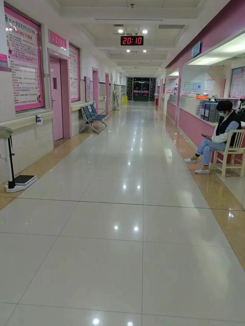 现在的产科真的完了，一天到晚一个产妇都看不到。我朋友在产科上班，昨天跟我唠：现在