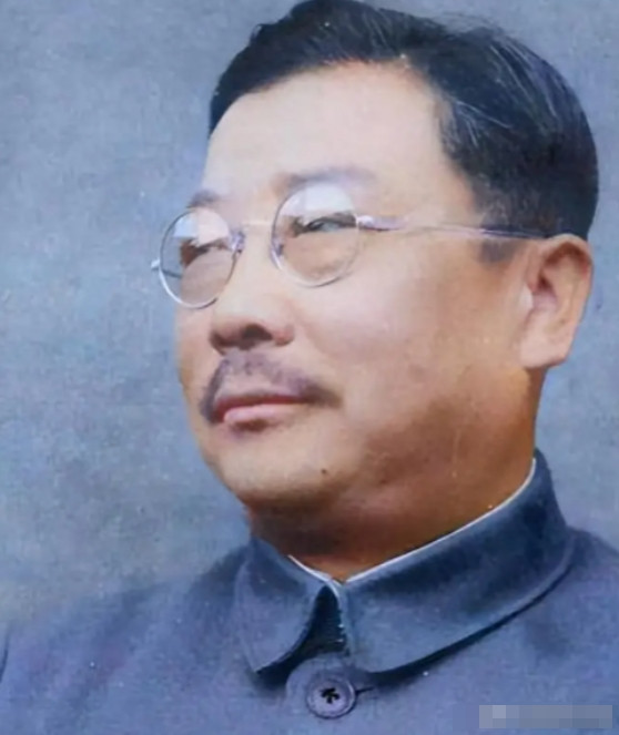 1949年，李克农突然笑问毛主席：＂主席，你知道美国总统每天上班后的第一件事是什