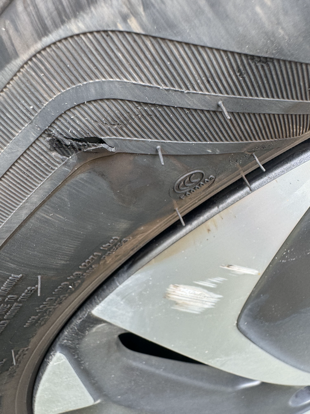 求教大佬们早上城区右转弯不小心右后轮磕到一点路牙子，轮胎擦破一点，轮毂也擦了一