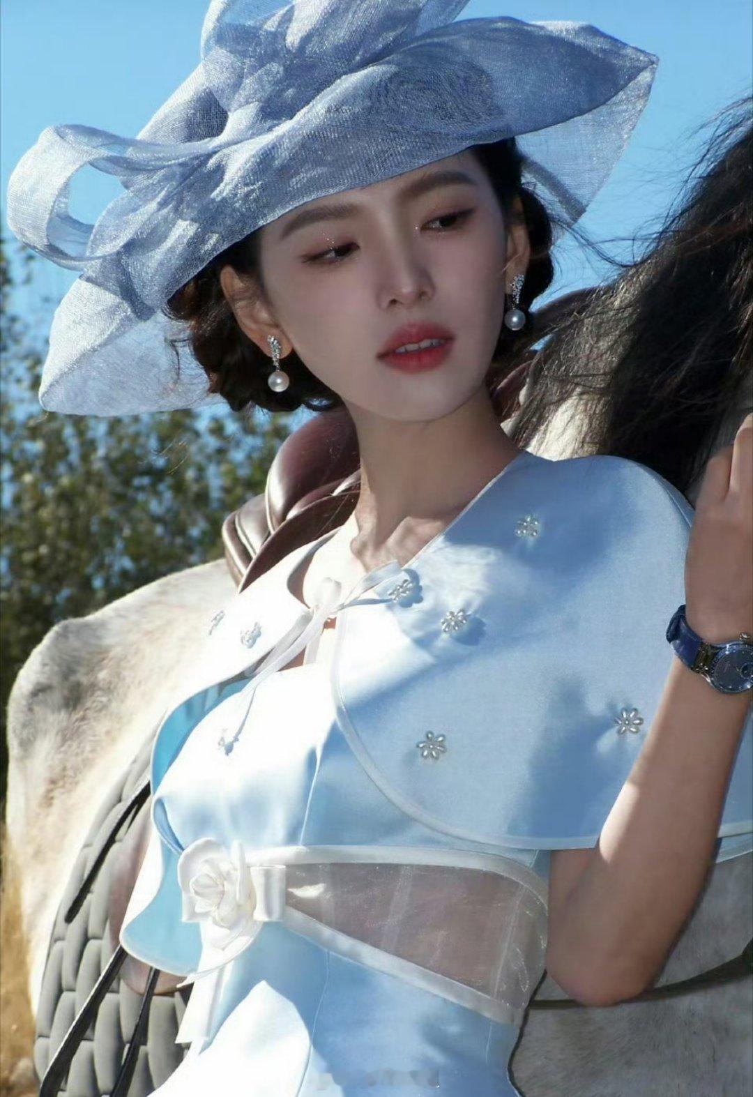 章若楠今日份妆造来了，真的很有那种民国时期的留洋回来的千金大小姐的感觉啊，这身妆