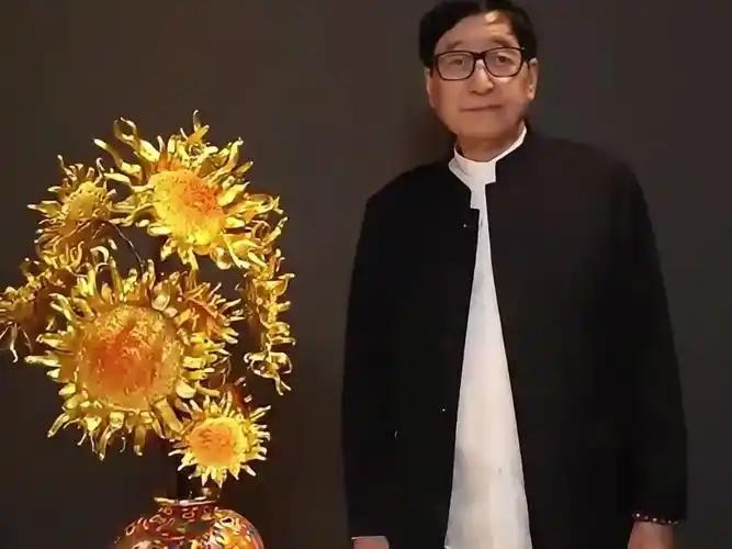 2002年，浙江有个人在得知铜价从每吨3万元涨到8万元的时候，果断把家中积蓄，加