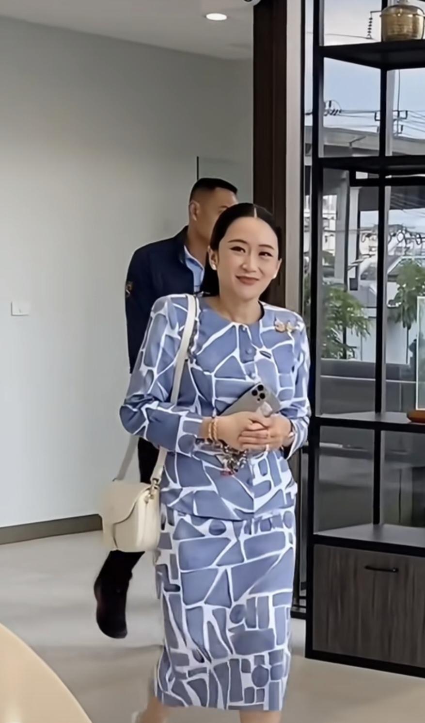 佩通坦的笑容真明媚：个子不高，但是气场强大！每次她来为泰党总部上班，都打扮得时尚