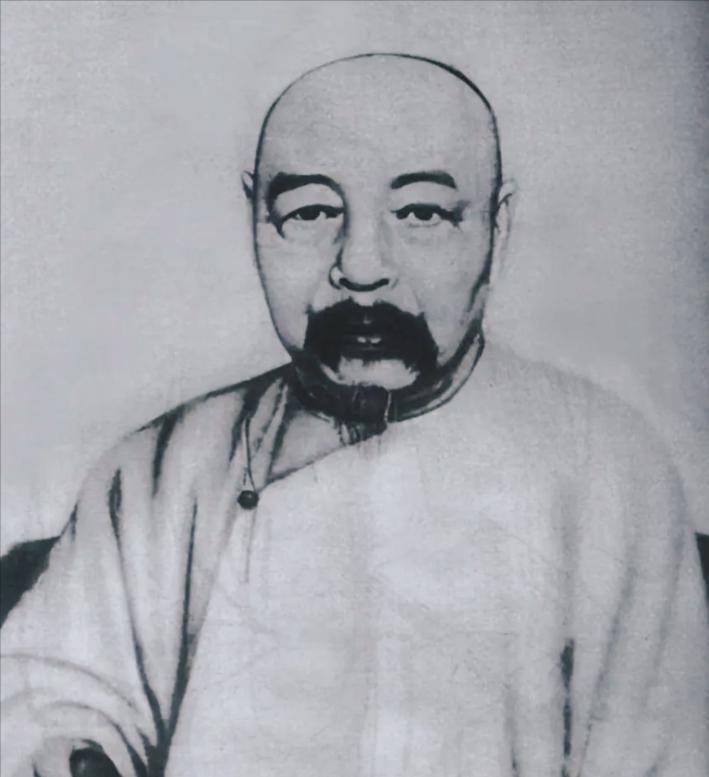 左宗棠江南微服私访，看到一个奇怪少年：走路像螃蟹横着走，却又像老虎一样稳。他当场