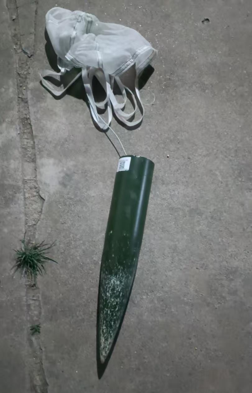 有人认识这东西吗，我妈打电话说她在地里捡的