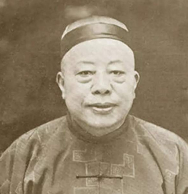 1921年，杜月笙带着30000大洋来找卢小嘉，求他放了黄金荣，但卢小嘉却说道：