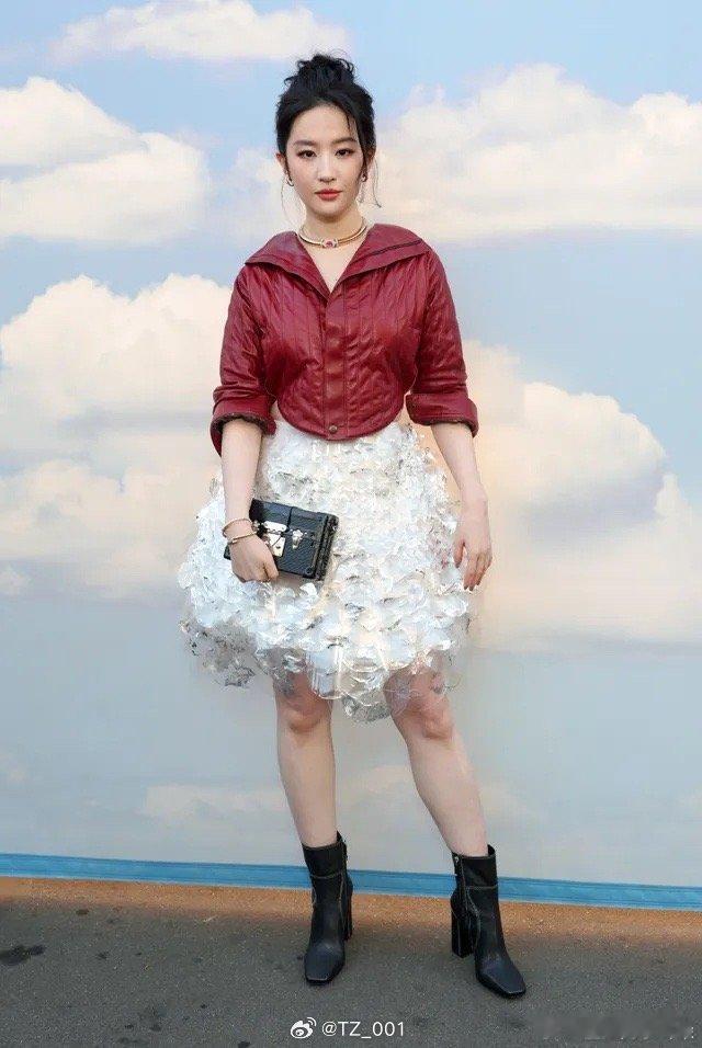 刘亦菲的VogueWorld造型，说实话刘亦菲你还不如穿你的羽绒服去呢​​
