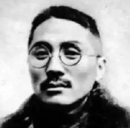1934年，一美女间谍使出浑身解数将王亚樵勾上了床。一次醉酒后，她双手举枪瞄准了