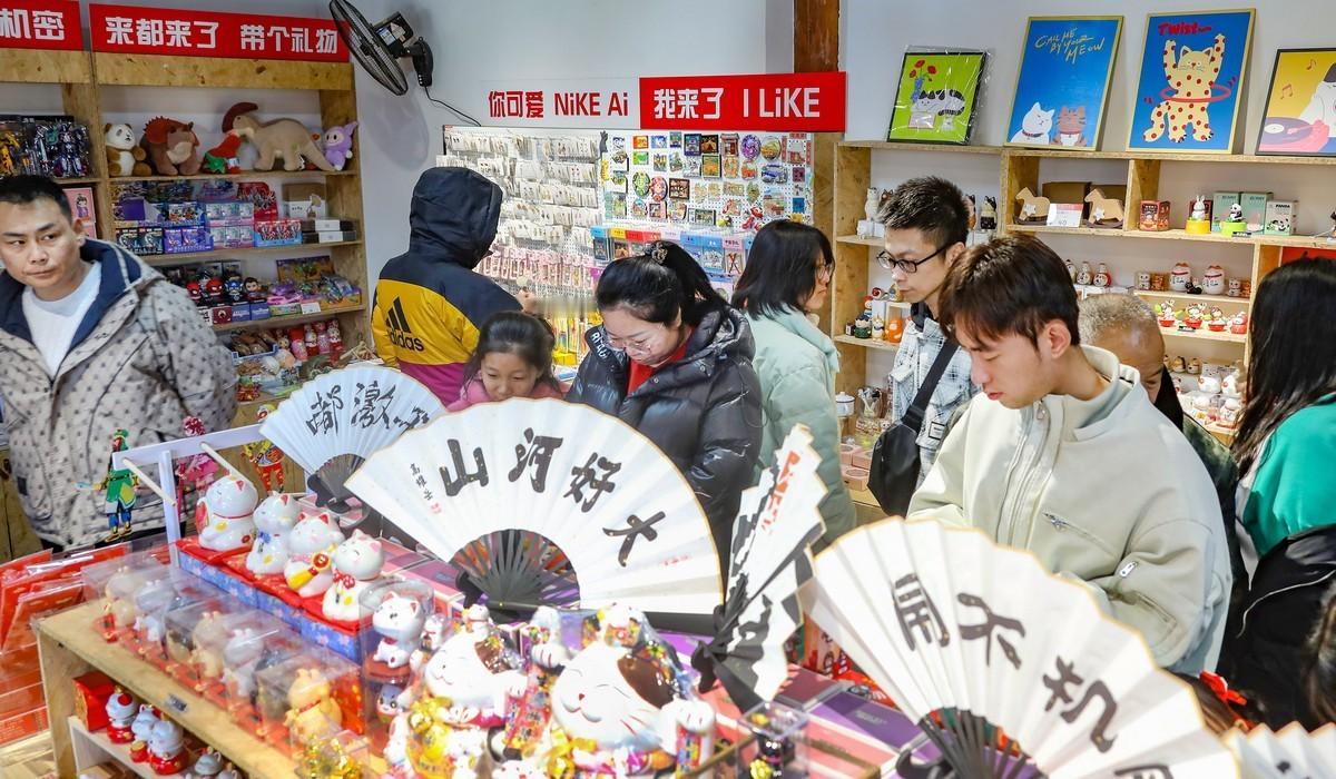 春节那几天，河北一个只有万把人的小镇，硬生生挤进去35万人。不是搞什么明星演