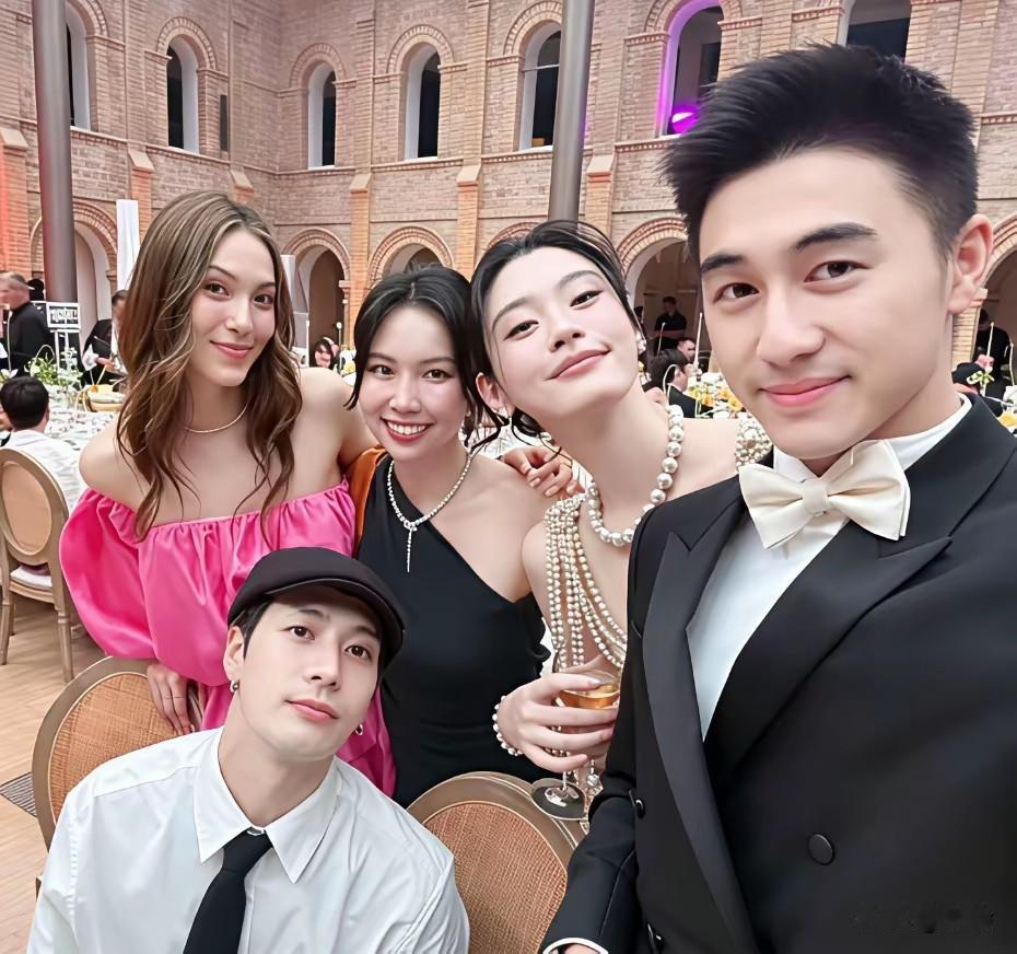 这身造型我真的给满分！王嘉尔在奚梦瑶婚礼上并没有穿常规西装，而是用短款机车夹克
