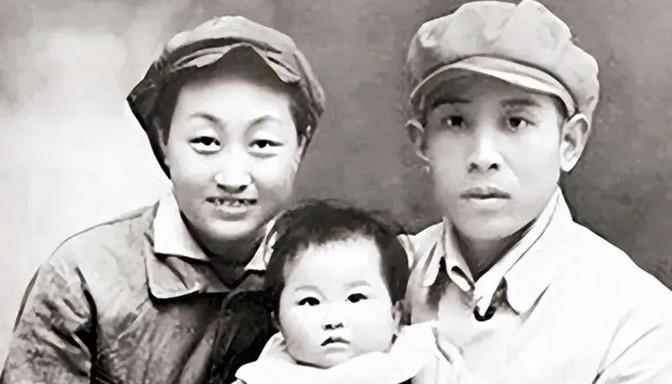 1938年，两位地下工作者假戏真做结为夫妻。然而，婚后妻子却不幸牺牲，丈夫决定终