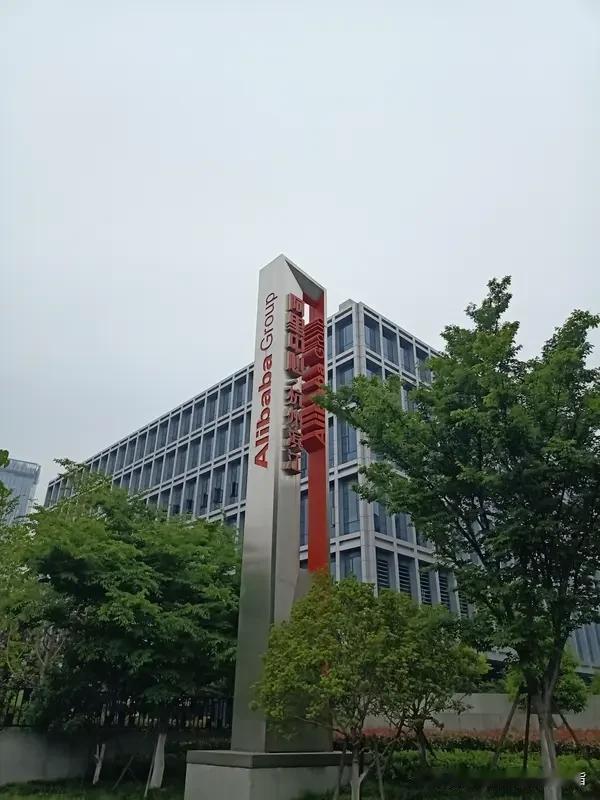 刚才刷到了一篇关于京东公布他们的001号快递员的退休生活，现在退休后每月工资💰