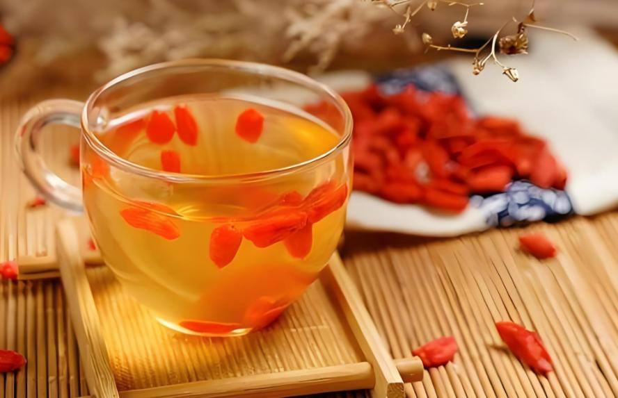 枸杞泡水养生？中医忠告：这类人喝一口都可能上火失眠“人到中年不得已，保温杯里泡