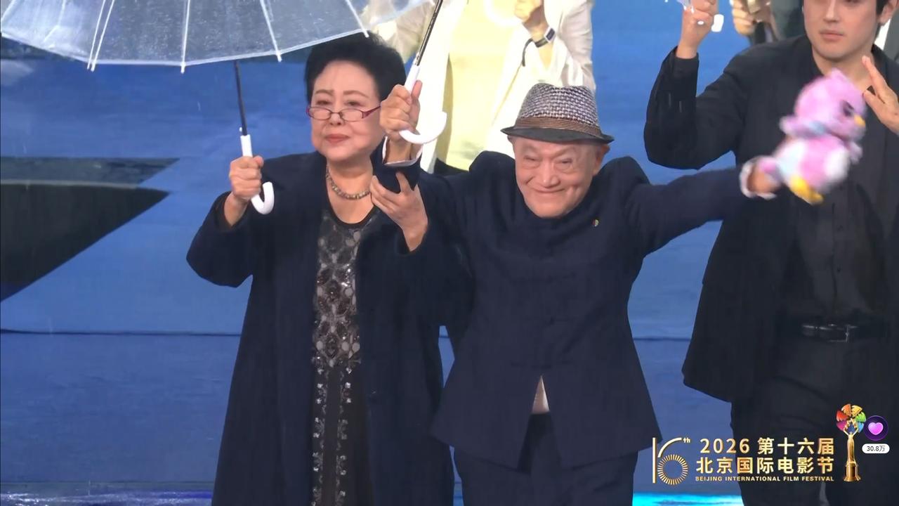 牛犇、斯琴高娃、祝希娟这些上了年纪的老演员，在雨中走北影节红毯，一手拿伞一手相互