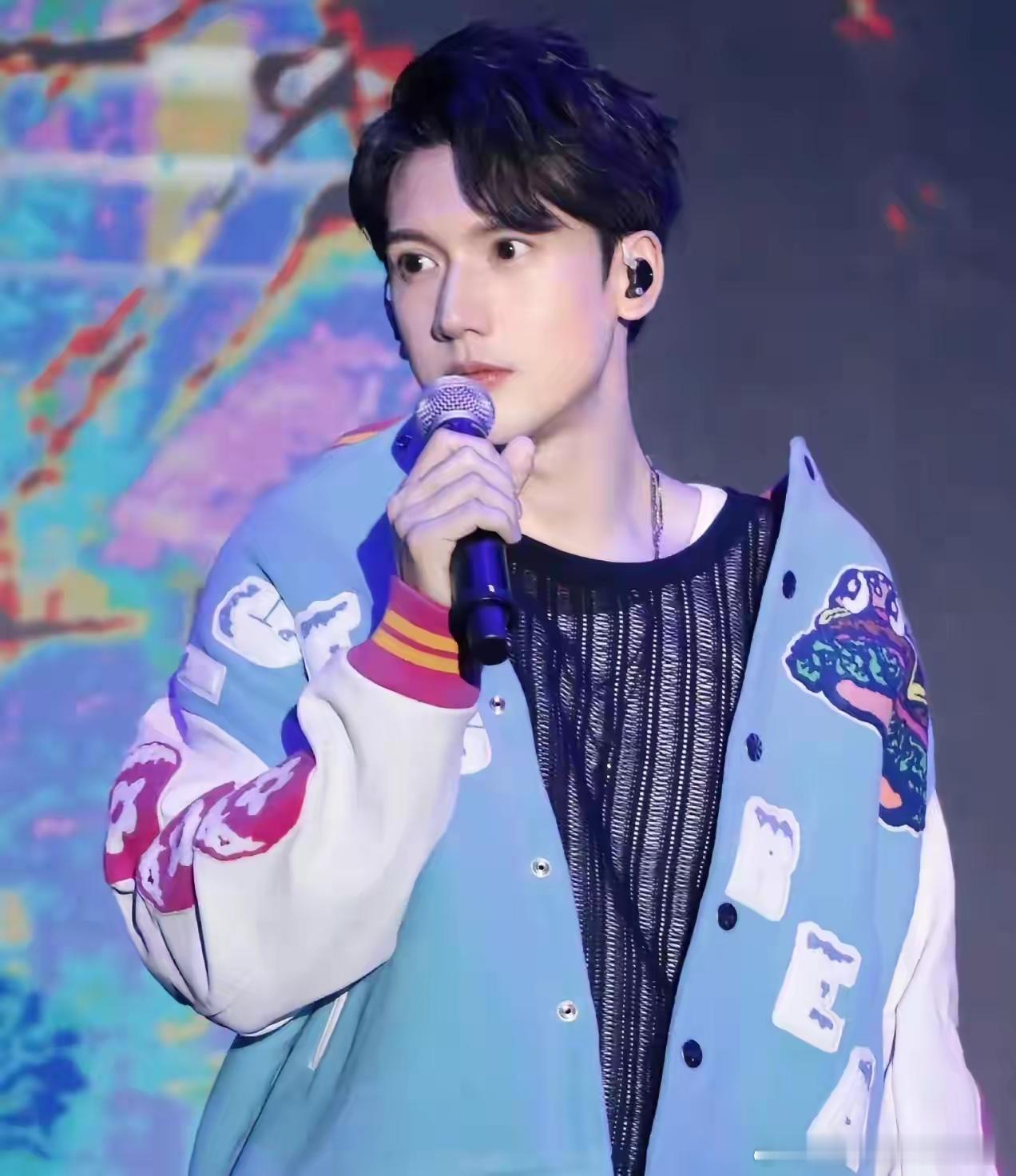 就没有人发现关智斌不对劲吗？他都已经45岁了，身材走形、发量稀疏、法令纹和眼角纹