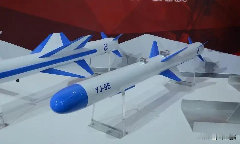 埃及航展刚完，中国航空工业把鹰击-9ER拿去国外第一次亮出来。展板上说ER就是增